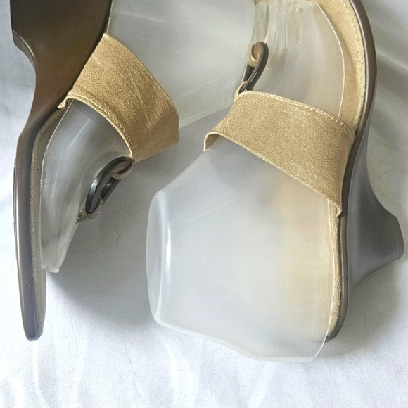 Italian Shoemakers Sandals Thong Toe Low Wedge Heel Womens Size 8 Gold Tone EUC - Picture 3 of 6